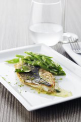 Gebakken zeebaars met limoenvinaigrette