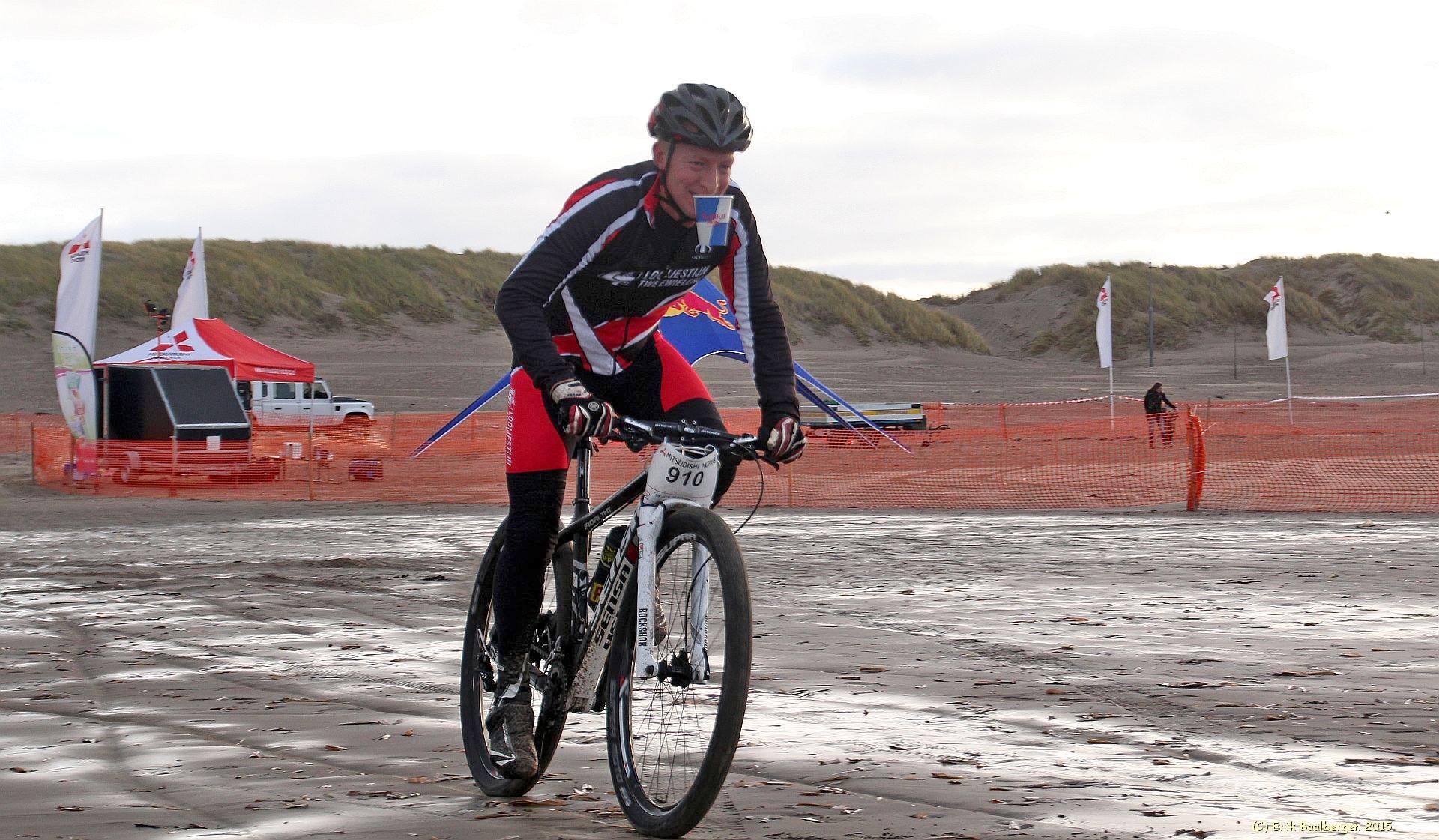 Meer mountainbikers dan wandelaars op het IJmuiderstrand