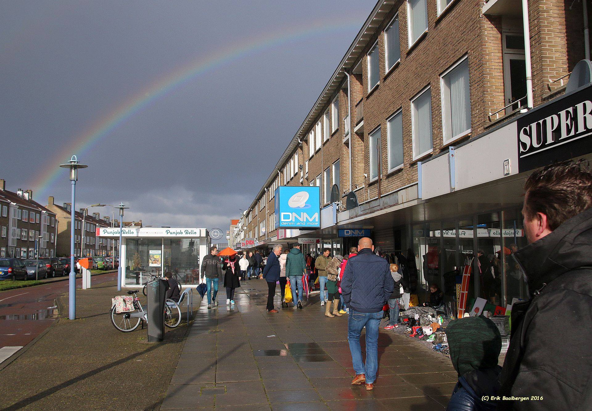 Koningsdag IJmuiden gestart onder Adelijk regenbooglintje