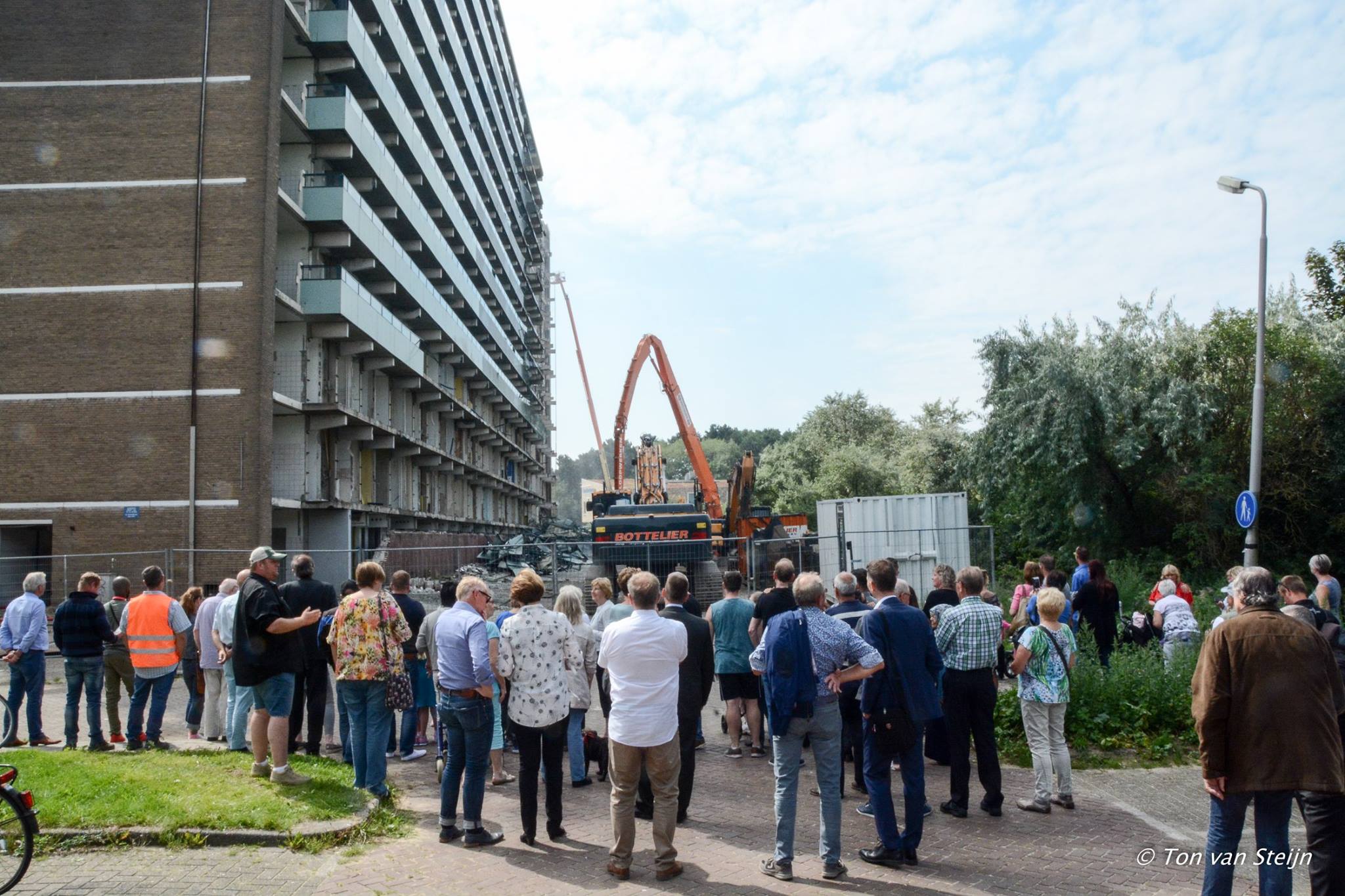 Bewoners 12-hoog Flat Orionweg nemen gepast afscheid