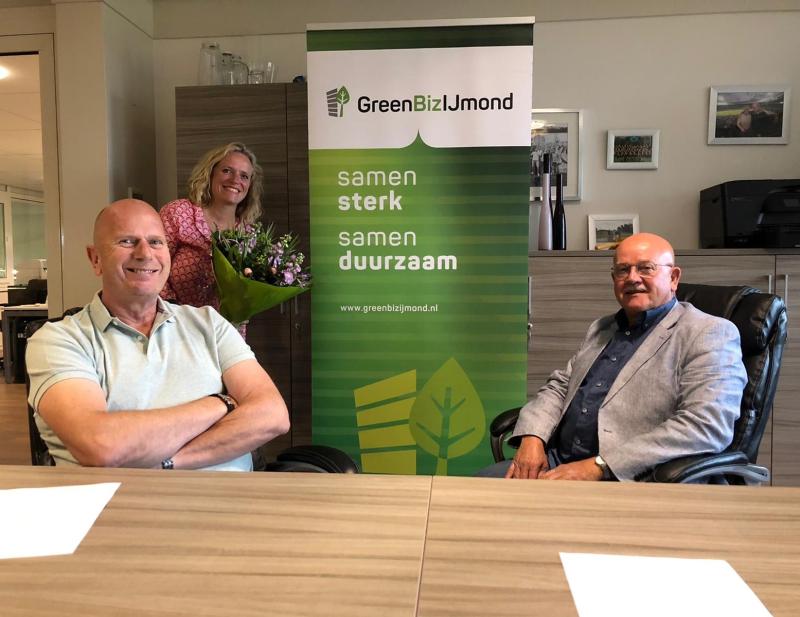 Wat een bijzonder moment! De eerste GreenBiz Green Deal in Velsen is ondertekend door Henk van der Deijl (Interfish) en wethouder Energietransitie Floor Bal van Gemeente Velsen