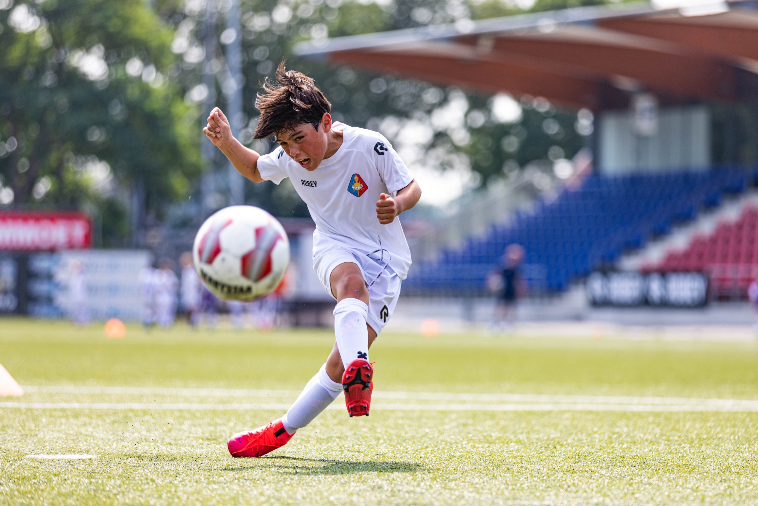 Wil jij alles uit de kast halen om een goede voetballer te worden zoals Lieke Martens of Donny van de Beek? Geef je dan op voor de Telstar Techniektrainingen najaar 2020 in het Telstar Stadion.
