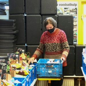 Wethouder Marianne Steijn hielp de voedselbank en bezocht voedsel op de plank