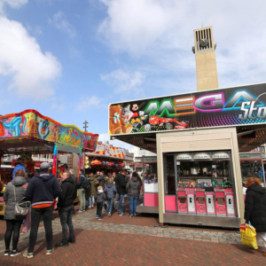 Een gezellige kermis met diverse attracties op Plein 1945 te IJmuiden.